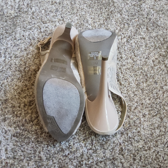 Women's Size 7m GUESS shoes. Excellent condition! - Picture 3 of 3